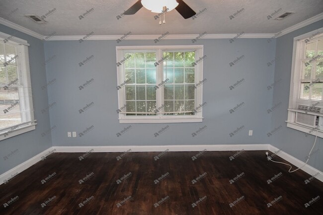 Building Photo - $900- Beautifully Updated 1-Bedroom, 1-Bat...