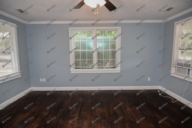 Building Photo - $900- Beautifully Updated 1-Bedroom, 1-Bathroom Duplex Unit