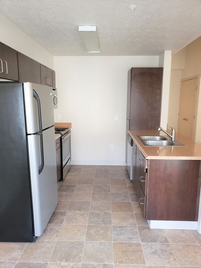 Building Photo - 1001 W Broadway Ave