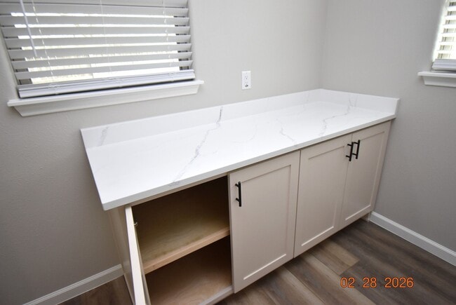 Building Photo - 623 Honeysuckle Dr