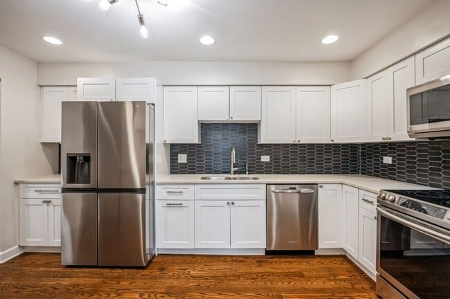 Building Photo - Gorgeous & Spacious Lincolshire Townhouse ...