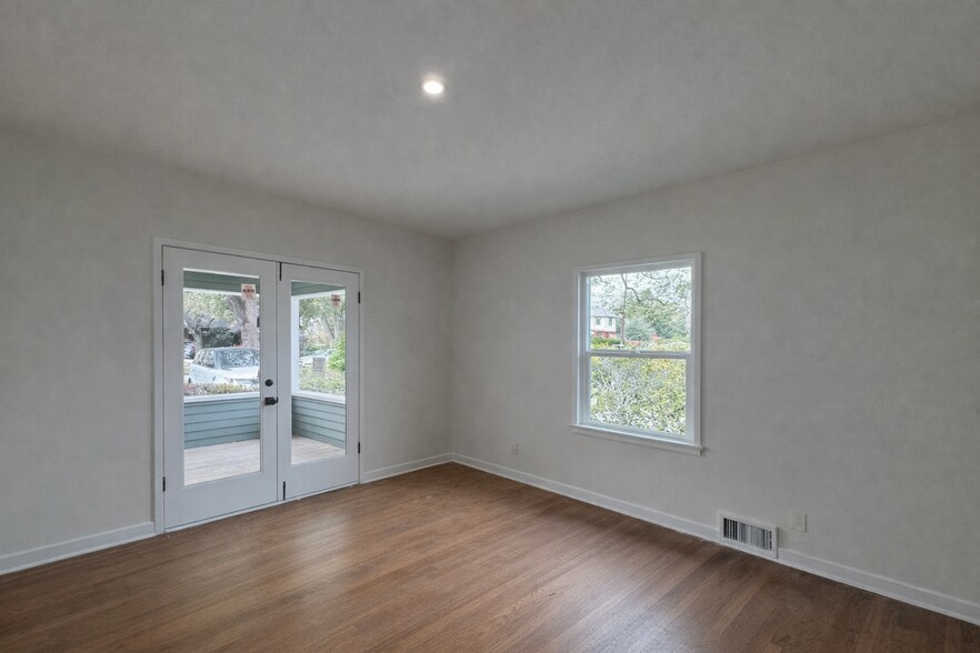 Building Photo - 582 N Oakland Ave