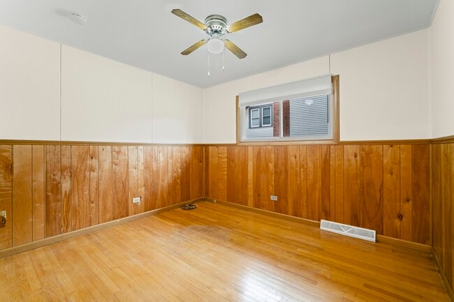 Building Photo - 421 N Elm St