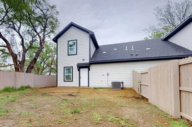 Building Photo - 1213 Mill St