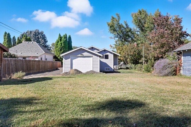 Building Photo - 1119 Prosser Ave