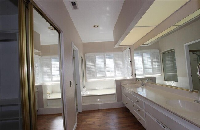 Building Photo - Gorgeous & Open Floor Plan House 4.Bed+3.Bath with Solar System AVAILABLE