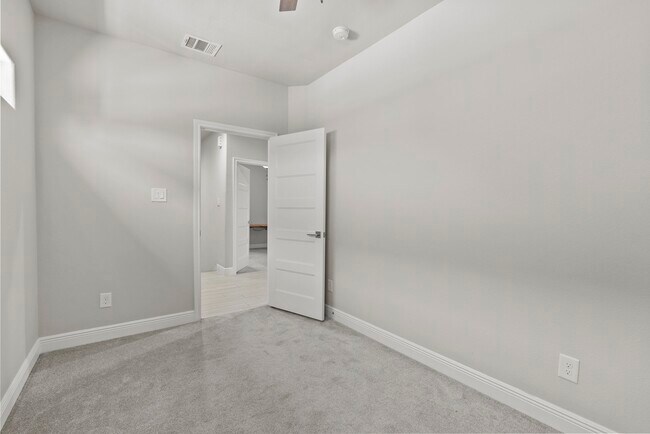 Building Photo - 1703 Wipprecht St
