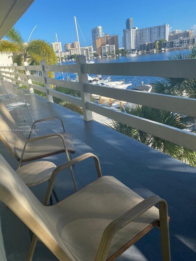 Building Photo - 2100 Diana Dr