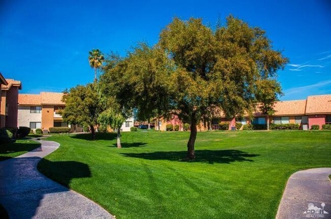 Building Photo - Beautiful 2-Bedroom Condo in Gated Saddleb...
