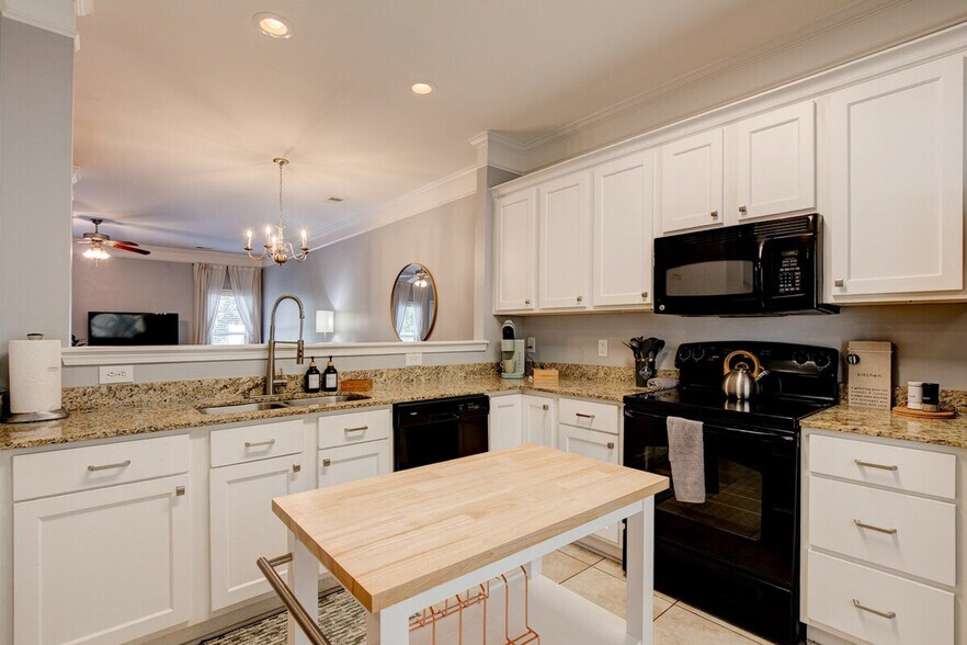 Building Photo - 617 Lake Forest Road