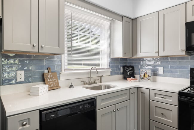 Building Photo - Riverview Apartments