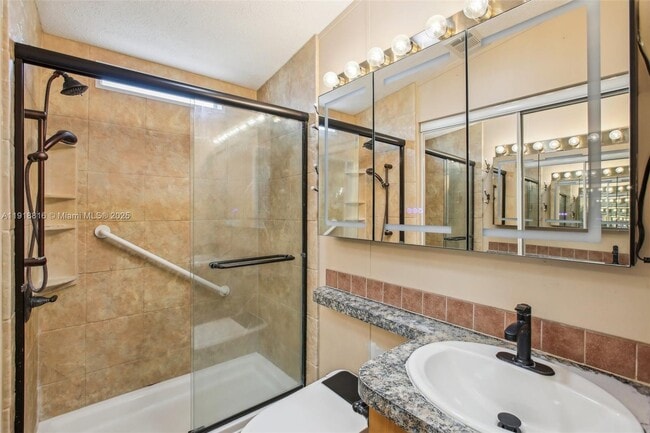 Building Photo - 6621 La Mesa Rd