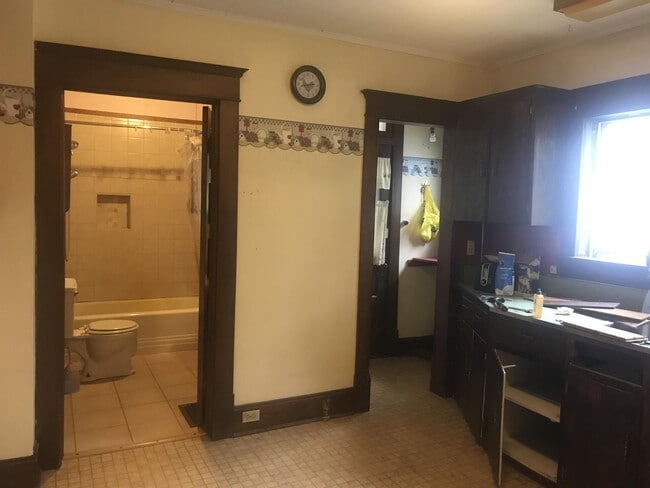 Building Photo - 208 S Main St