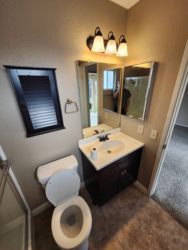 Building Photo - Inviting 3-Bedroom Home
