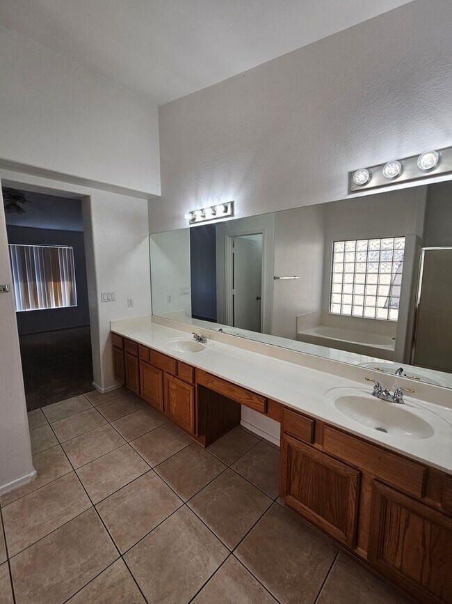 Building Photo - 3 Bedroom Home - No HOA - North Phoenix ** Move In Special $1000 off 1st Month**