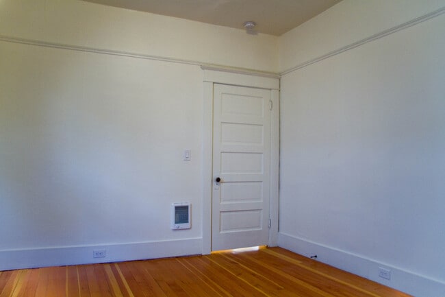 Building Photo - Gorgeous Home in the Heart of Hawthorne wi...