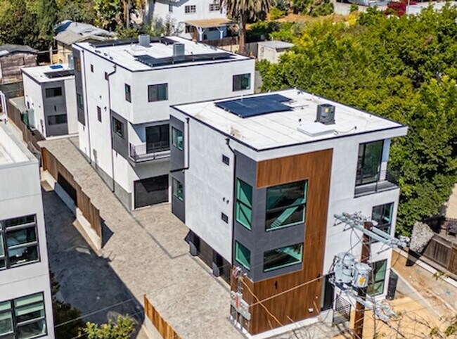 Building Photo - Ultra-Luxury Brand New 2 bed/2.5 bath and ...