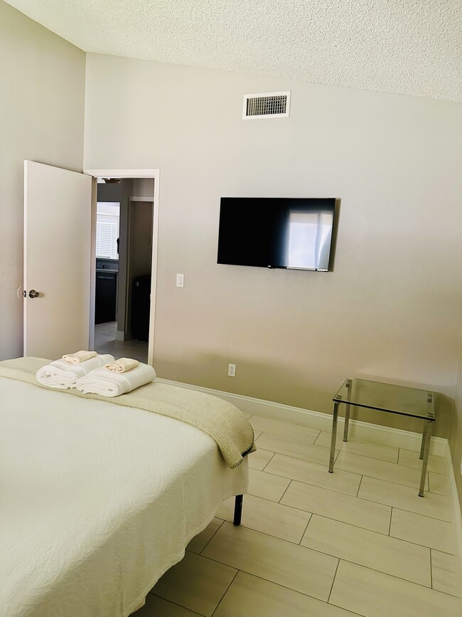 Building Photo - 1120 N Val Vista Dr