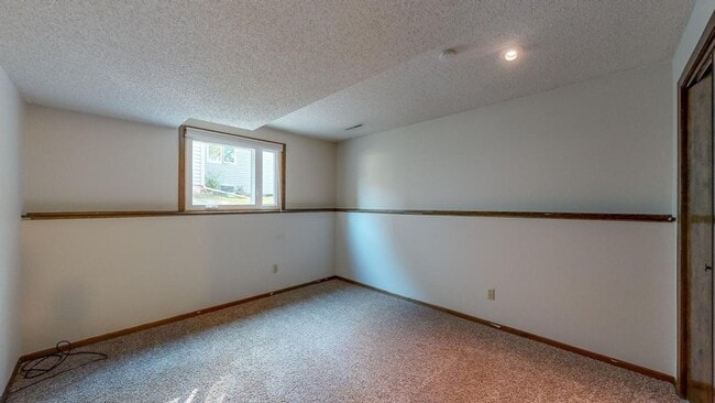 Building Photo - Spacious and Character-filled 5 BR 3 Bath ...