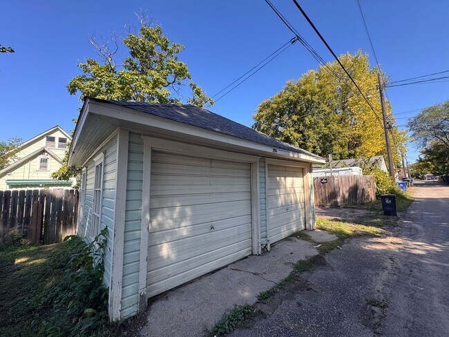Building Photo - 894 Beech St