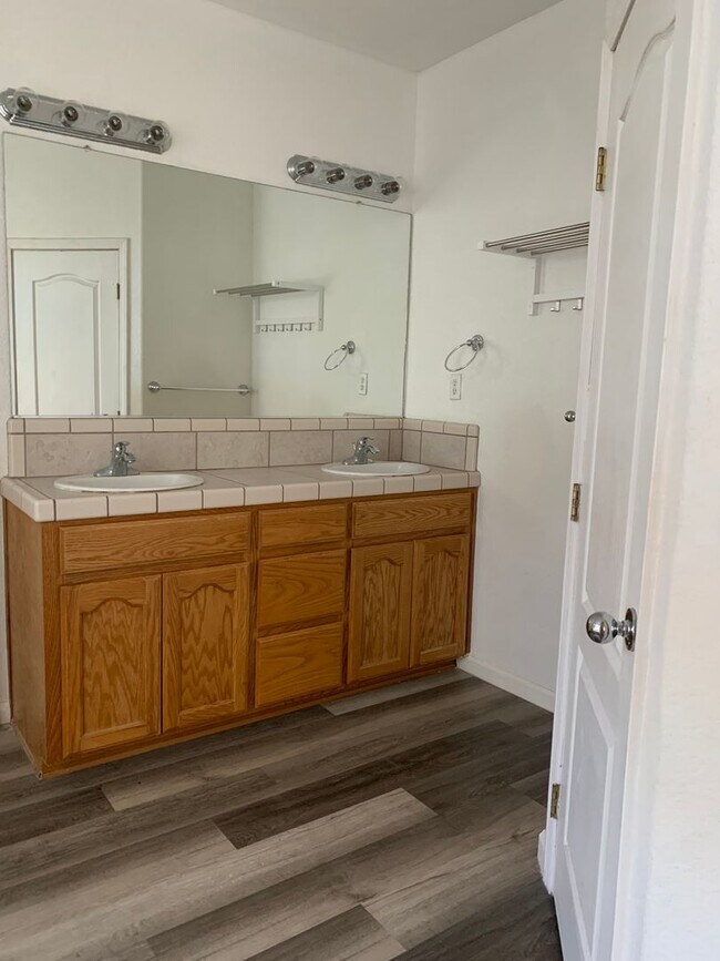 Building Photo - 6 BR 3 BA 2 Story home available in Visalia now