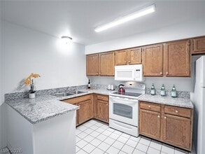 Building Photo - 825 Hedge Way
