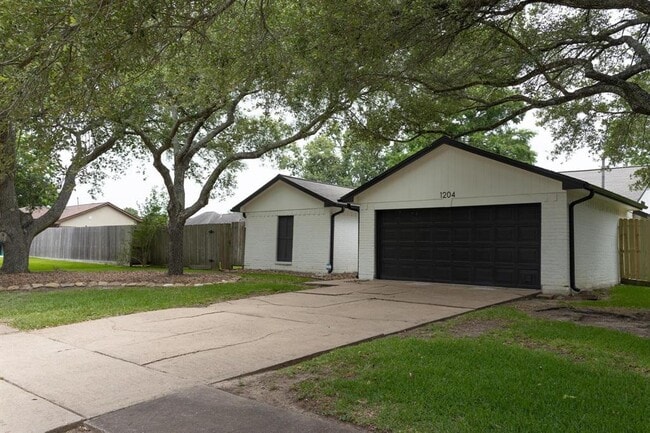 Building Photo - 1204 Osborne Dr