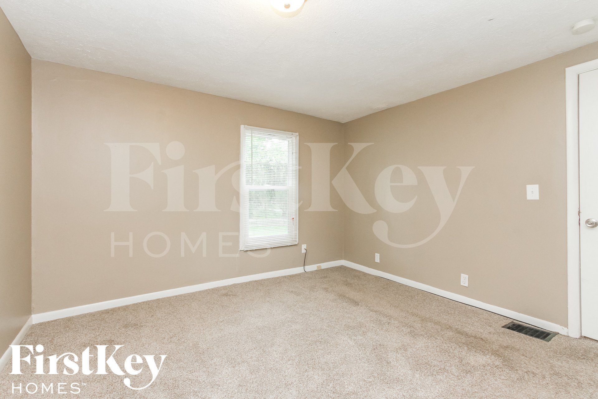 Building Photo - 5452 W Southport Rd