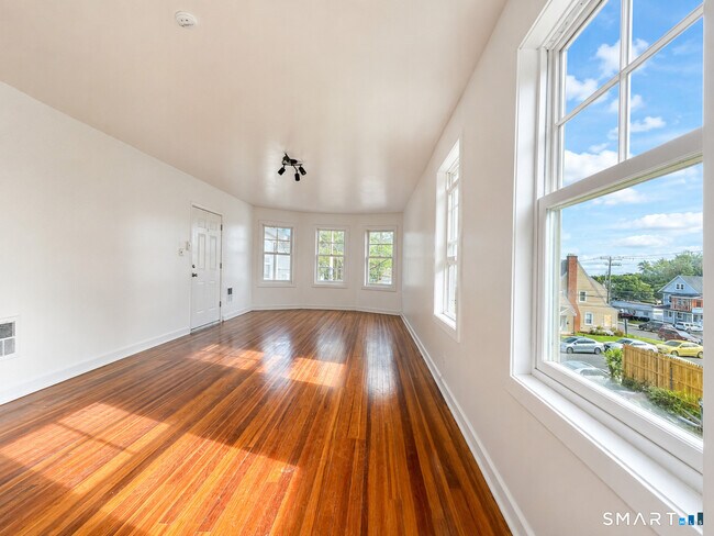 Building Photo - 610 Hawley Ave