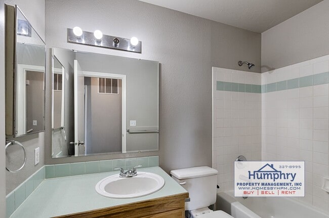 Building Photo - 3 Bedroom/2.5 Bathroom/2 Car Garage, 1,574 Sqft in the Landing Subdivision. Living Room/Dining Ro...