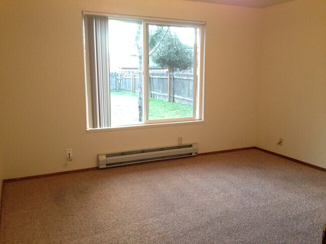 Building Photo - 3 bedroom home with large bonus room and f...