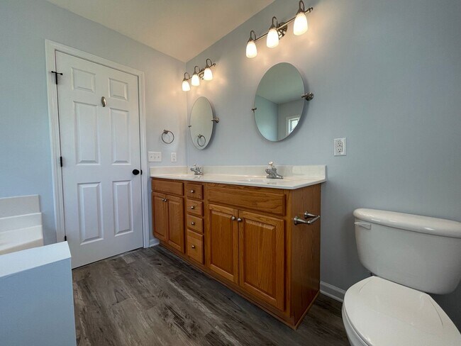 Building Photo - Immaculate and Move In Ready on Newport!