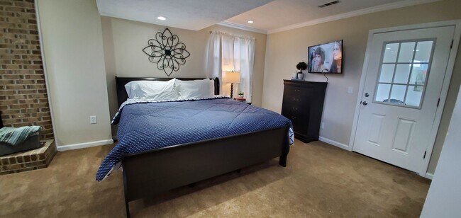 Building Photo - ? Pet Friendly Home ? Fenced in Yard ? Renovated ?