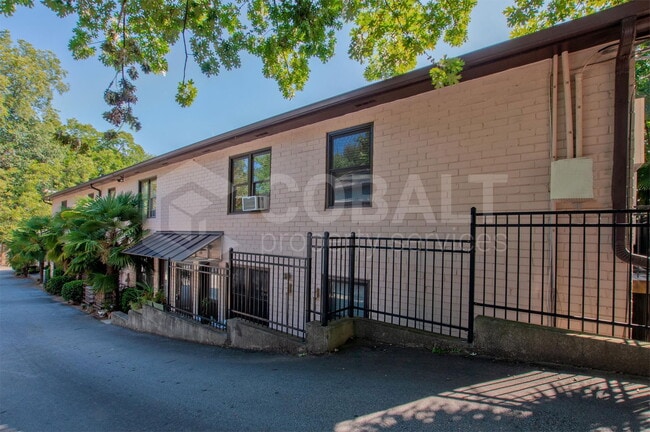 Building Photo - 626 Irwin St NE