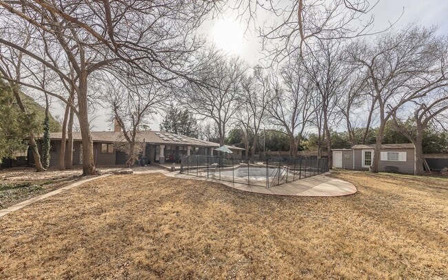Building Photo - Stunning 4 Bed 3 Bath with a Pool!
