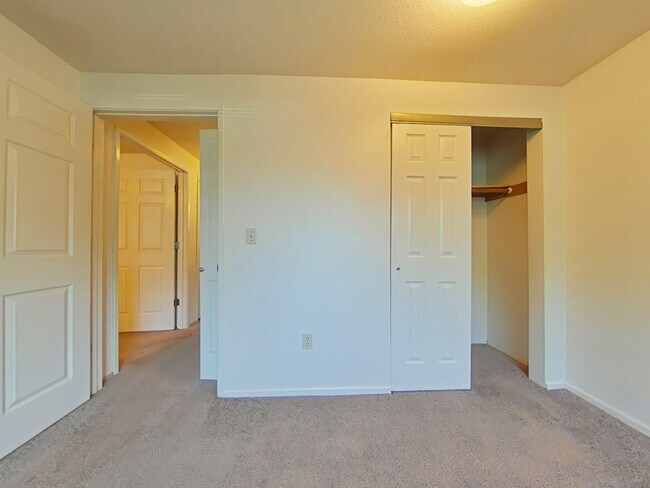 Building Photo - 2 Bedroom Apartment ~ Near Lilly Park