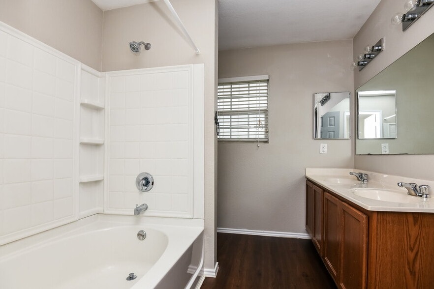 Building Photo - 205 Cres Ridge Dr