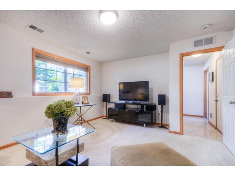 Building Photo - 1683 Village Trail E #4