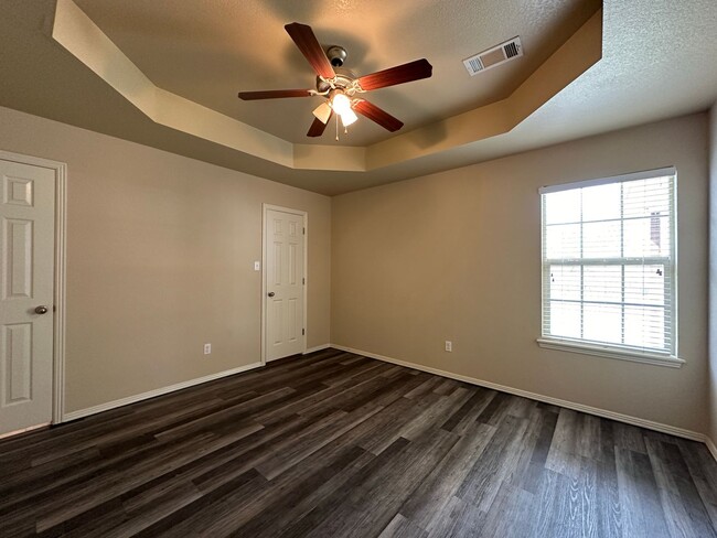 Building Photo - * Move-In Special * Gorgeous 3 bedroom 2 b...