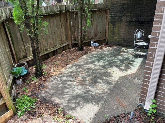 Building Photo - 13784 Hollowgreen Dr