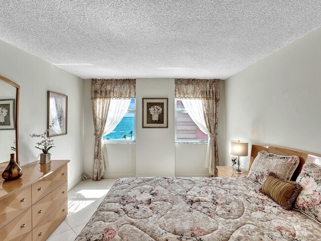 Building Photo - 1150 Hillsboro Mile