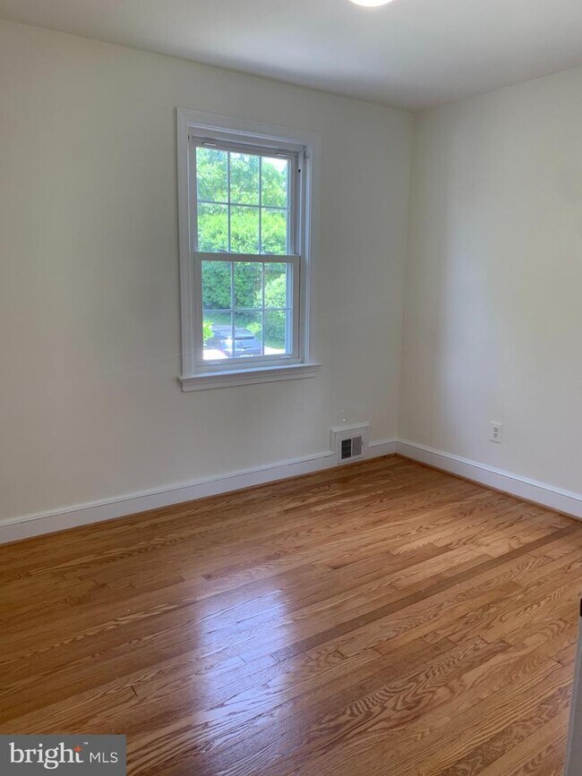 Building Photo - 5203 Saratoga Ave