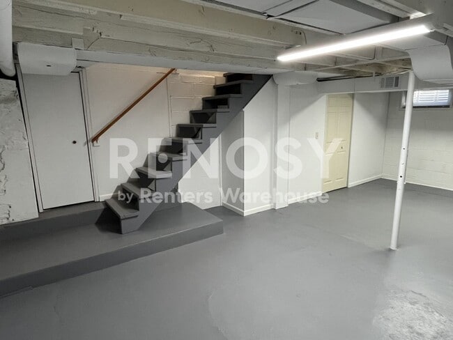 Building Photo - 4BD/2BA in Newport Available Now!