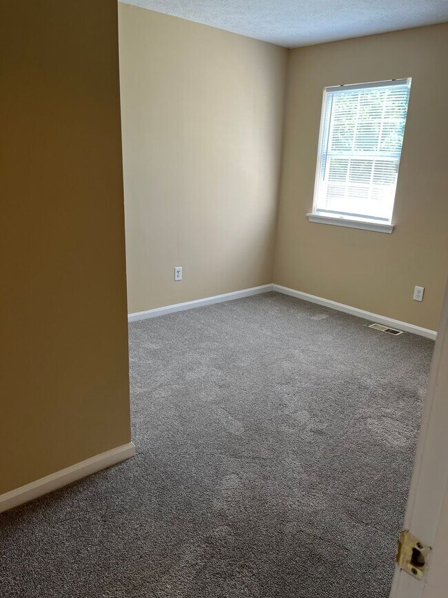 Building Photo - Newly Renovated ; Available Now