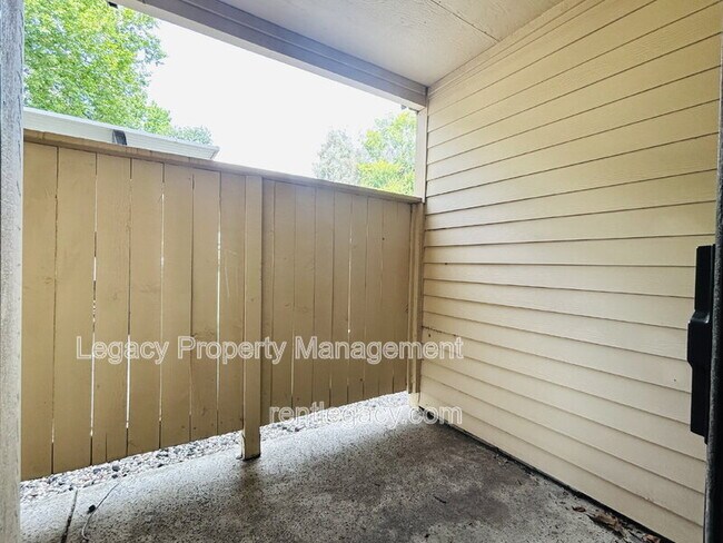 Building Photo - 7445 Auburn Oaks Ct