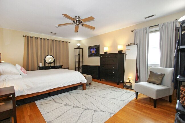 Building Photo - 427 Elizabeth Lake Dr