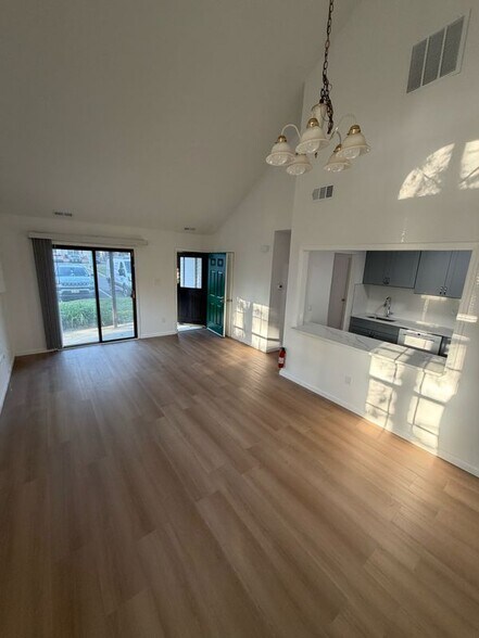 Building Photo - 2807 Hawthorn Ct