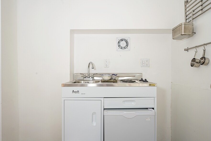 Back house kitchenette - 2213 Arizona Ave