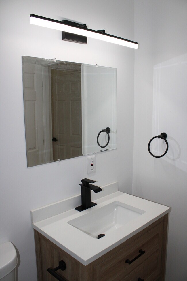 Building Photo - 4bed 2 full bath in Independence off Truma...