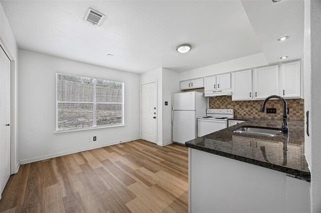 Building Photo - 8100 Dunn St